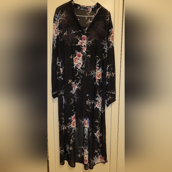 Shein Curve, Floral Print Dip Hem Blouse, Size 0XL, equivalent to size 12. - Picture 2 of 4